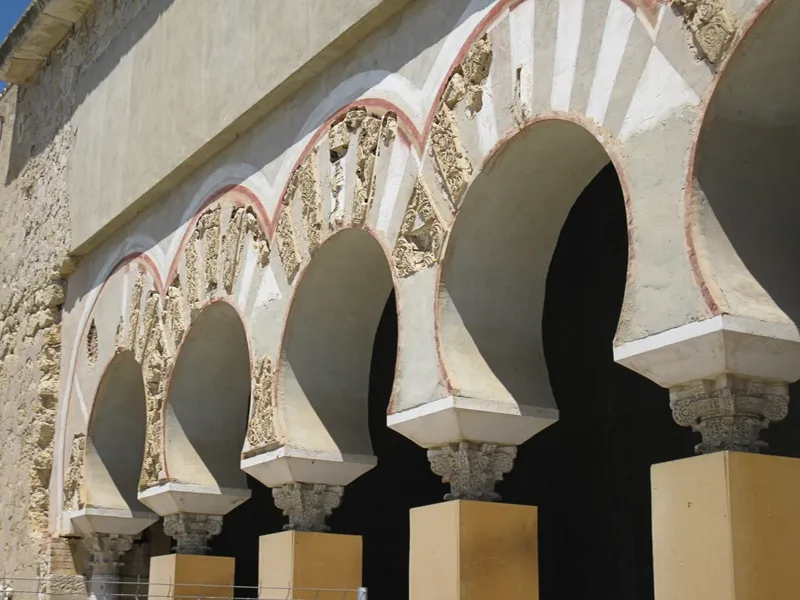 Arquería exterior del Salón Rico de Medina Azahara, con capiteles y decoración tallada