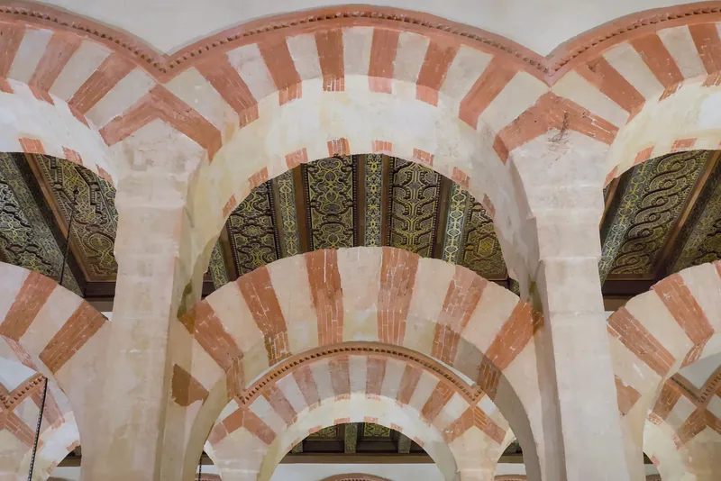 Arcos de herradura y dobles arcadas en el interior de la Mezquita de Córdoba